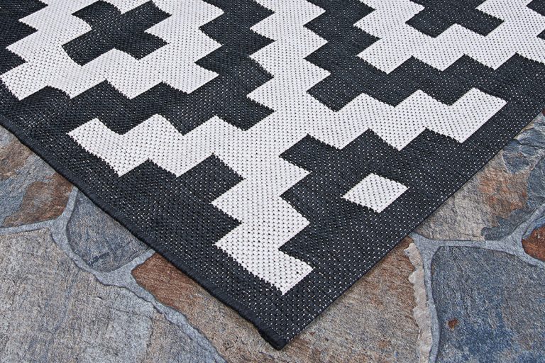 Read more about the article Create Comfort Underfoot with an Indoor/Outdoor Rug