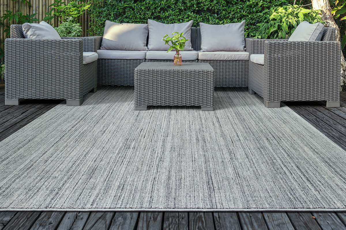Read more about the article Beautify Your Backyard with an Outdoor Rug